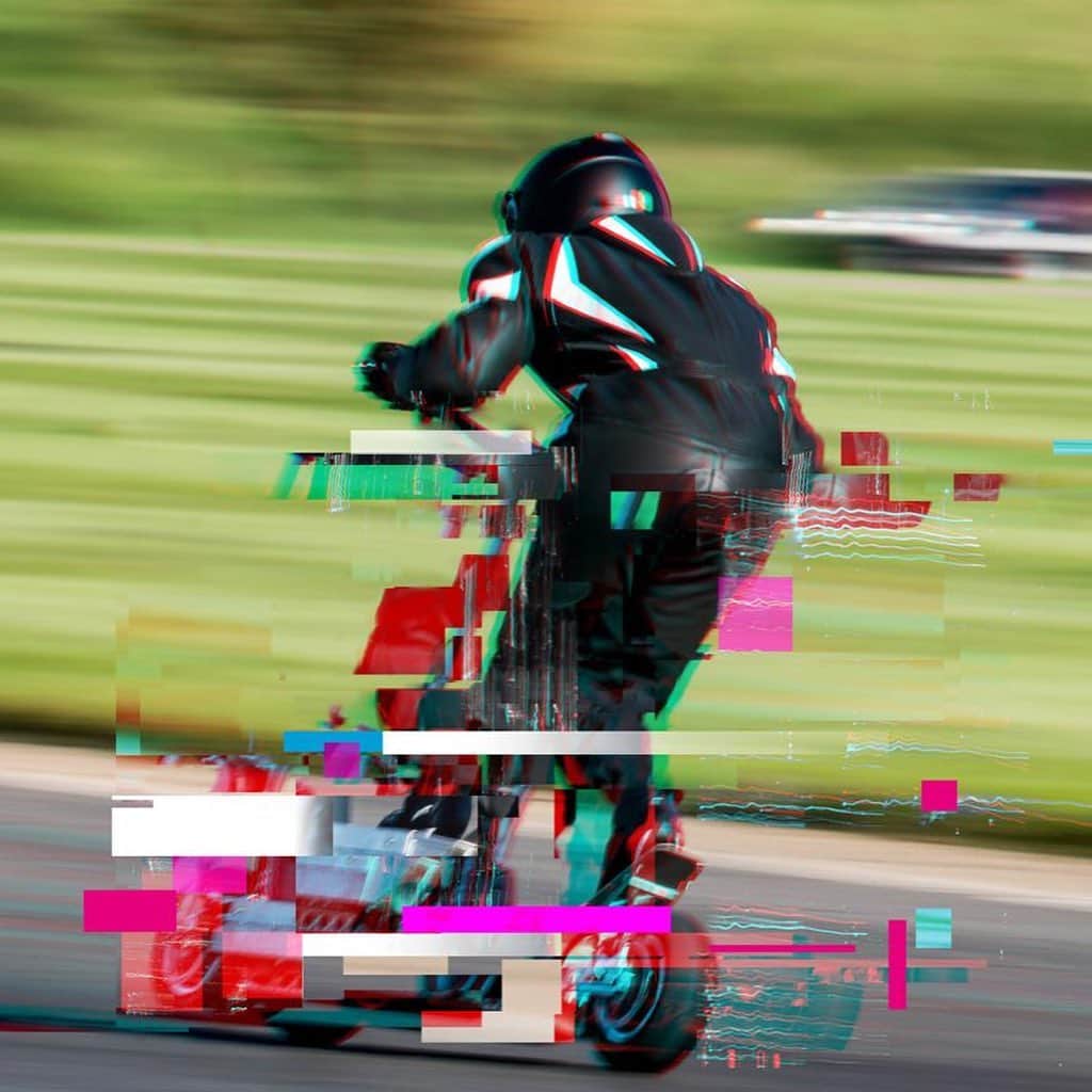 ルーカス・ディ・グラッシさんのインスタグラム写真 - (ルーカス・ディ・グラッシInstagram)「⚠️Insane⚠️ We reached over 100km/h speeds in testing. The #Skootr is FAST ! Join us at @esc.live - the World Championship for Electric Scooters 🛴 — #patinete #electric #scooter #racing #championship #esc #esclive #skootr #escooter」10月30日 21時03分 - lucasdigrassi