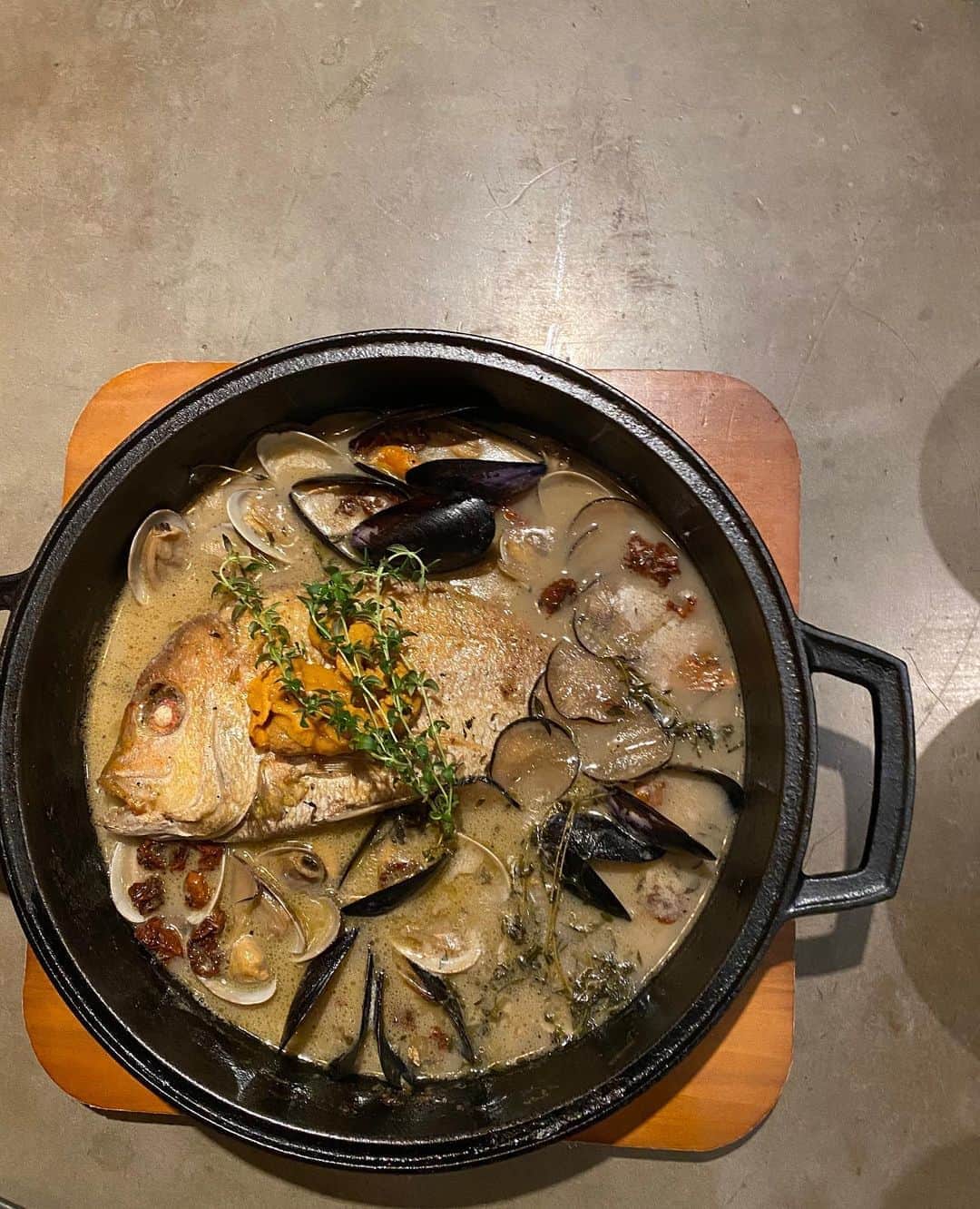 ImotoEtsuyo さんのインスタグラム写真 - (ImotoEtsuyo Instagram)「@uniholic_roppongi  六本木ウニホリック♩  ウニ好きにはたまらない ウニ専門店のウニホリックへ行きました。  今回はウニ出汁 アクアパッツアコースを🎵  その出汁で〆はパスタを 美味しく頂きました！　　  生ウニ、馬肉、焼きナスの タルタル仕立ても美味しかったです。  この日もウニ好きなお客様で 満席でした。  ・ @uniholic_roppongi   #uniholic  #六本木 #記念日 #六本木ディナー #ウニ専門店 #うにウニホリック #雲丹尽くし #ウニ好き #東京グルメ #ウニ #うに #雲丹 #六本木グルメ #tokyogourmet  #foodstagram  #restaurant  #food」10月30日 21時13分 - bisuhada