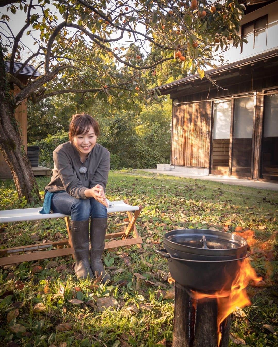 南條早紀のインスタグラム：「やきいもTime🍠 . . ゆらゆら揺れる火を眺めながら これまでに想いを馳せる…(*´-`)💭💓 . . 念願のあの野菜を収穫です☺️🌼 . あしたのフルサタ！ さきベジGardenにて全貌が明らかに🤭 . キャンプ特集も！ 寿司券当選金額2倍キャンペーンも！ 中継は楽しいハロウィーンイベント会場から🎃 . . あしたもぜひご覧ください🥰 . . . #富山県 #富山 #富山市 #toyama #たき火 #焚き火 #キャンプ ダッチオーブン #スウェーデントーチ #アウトドア #焼き芋 #やきいも #焼芋 #待機中 #とれたて野菜 #調理 #わくわく #秋 #夕暮れ #夕暮れ時 #これが #エモい #🤭 #富山テレビ #BBT #フルサタ #さきベジGarden #アナウンサー #南條早紀 #なんじょうのにちじょう」