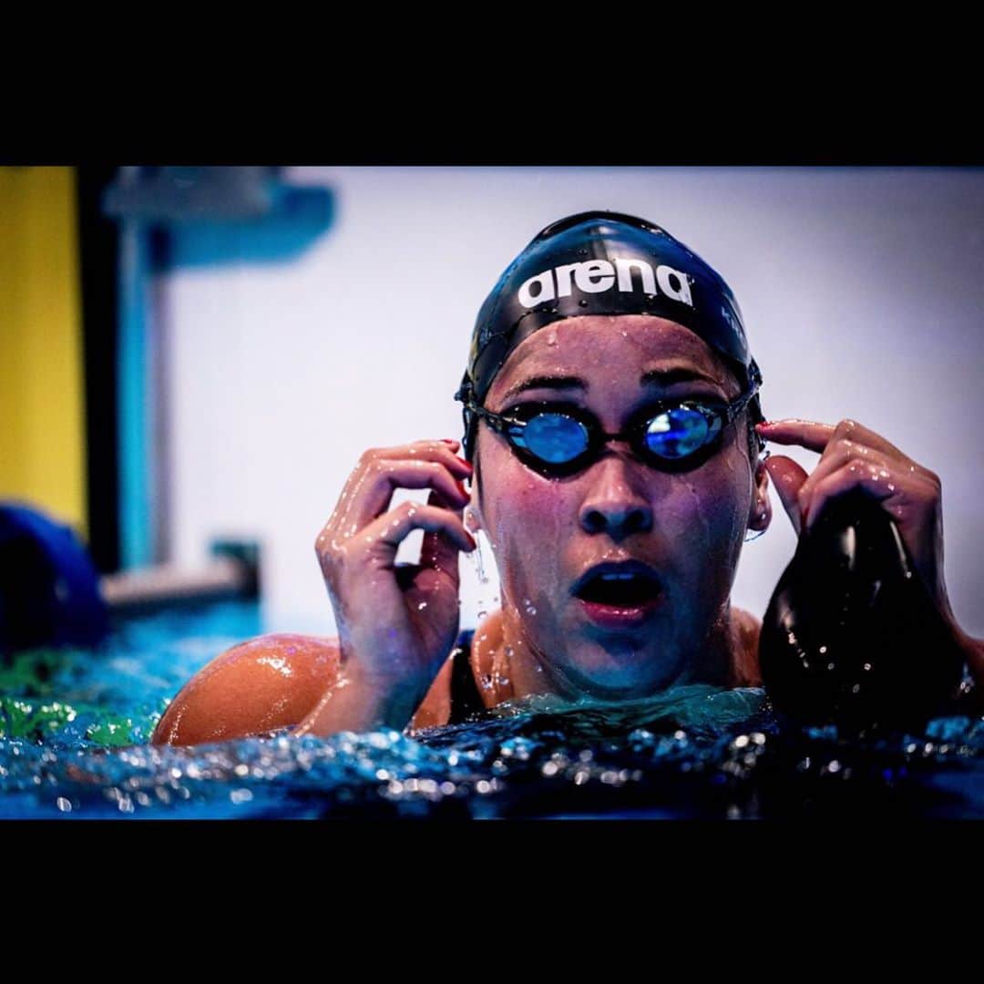 ラノミ・クロモウィジョジョのインスタグラム：「When people say “well it can’t be THAT bad...” about me swimming breaststroke.... So, here’s an example. This morning we had team relays and I was on the team with @sakciemree and @jjlaukkanen and we weren’t able to win the 6x50 breaststroke.... 😱😱🤣🤣🤣 #sorrynotsorry #itried #ifailed 🤪」