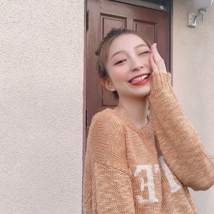 松尾 瞳のインスタグラム：「. 歯が痛そうなポーズ、、😂😂👻👻👻」