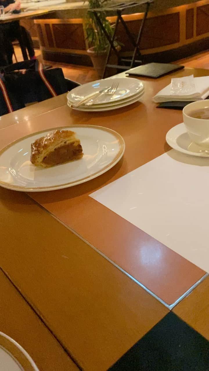 のインスタグラム：「豪華、スィーツ女子会のレポートを  ご覧あそばせ〜😋😁✌️✌️  #ホテルニューオータニ #パティスリーSATSUKI #美川憲二 #まねだ聖子 #まりもちゃん #ものまね」