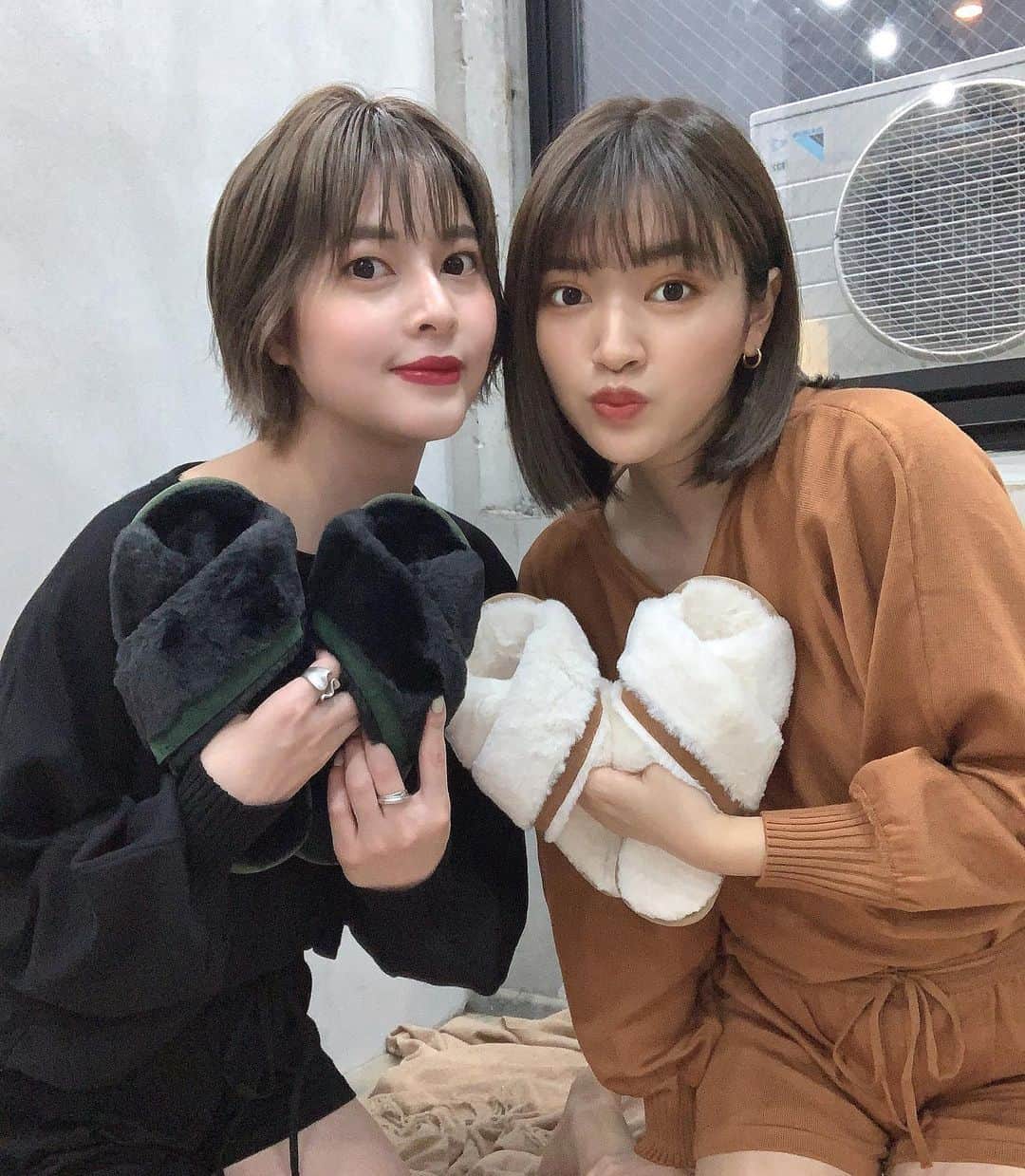 えなちぃのインスタグラム：「おそろパジャマとルームシューズ🥺❤️ . パジャマは私服でもいけるよ💡 私は、ジムで着たり、デニムで合わせたりしてるよ🙆🏻‍♀️✨ ズボンもワンピースやスカートの下に 履いて、インナーとしても使ってる😅 . . 《Room wear set 》 ¥ 5,790 ASAKA:161cm(モカ-Sサイズ着用) EMA:153cm(ブラック-Sサイズ着用) CLOR： ブラック/ モカ SIZE：　　S / M / L . .」