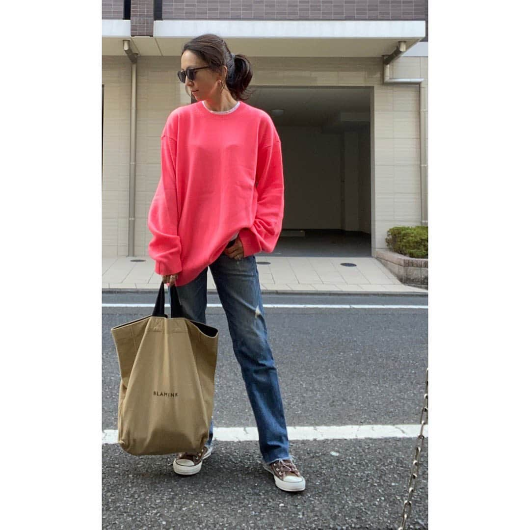 高橋志津奈さんのインスタグラム写真 - (高橋志津奈Instagram)「珍しく一目惚れした　@bananarepublic_jp のピンク。色物久々すぎる。 . 久々にコンバースと。 . #shizunascoordinate」10月30日 21時17分 - shizunan