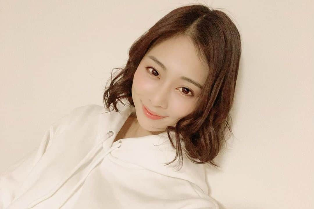 和田安佳莉のインスタグラム：「だいぶ冬になってきた 髪、伸ばそうか切ろうか悩む季節 . #寒い #冬眠したい #巻き髪 #ボブ」