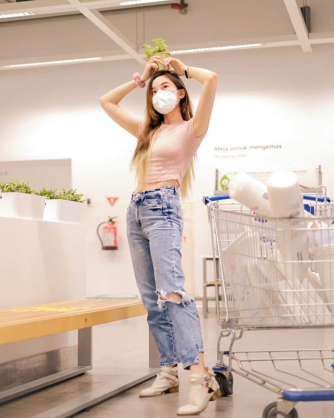 ジェシカ・ヤマダのインスタグラム：「Sefruit Pengalaman #NewNormal 🌿⁣ Foto pertama di ikea itu tanggal 21 Oktober kemarin, dimana aku lagi belanja barang2 keperluan pindahan. Selain sibuk pindahan yang makan tenaga banget, aku juga lagi sakit leher, sering begadang, dan sempet keluar rumah pas angin lagi gede banget. 🌪 Dua hari kemudian, aku bangun2 meriang satu badan, dan puncaknya demam sampe 39,7℃ (see next slides). 😷🤒🤦‍♀️⁣ ⁣ Parah sih. Kapok. I was like, mentang2 udah #PSBBtransisi jadi berasa, “Toh gw selama ini sehat2 aja (wau congkak), yauda sih sesekali keluar rumah, yang penting pake masker, jaga jarak, rajin cuci tangan, bawa antiseptic, dll”⁣ EH TETEP YAAA 😂 Kalo sampe kena sakit di masa kayak gini tuh, parno maksimallllll idup ga tenang, GAK WORTH IT POKOKNYA. 😱🤣⁣ ⁣ Syukur2 kalo ternyata masuk angin dan demam biasa aja kayak aku, kalo amit2 ternyata positif covid19? Harus karantina gak ketemu anak (buat yang udah jadi parent) berapa lama, baru berani ketemu? Dan ini tuh penyakit baru yang vaksinnya aja belum ada, jadi kalo seandainya sembuh pun, kita ga tau ada efek apa lagi ke badan kita? Not to mention kasian para frontliners yang makin hari workload nya nambah terus karena angka covid di Indo makin tinggi. Worst case of course, kalo ga sembuh? 😵👋⁣ ⁣ Zadi gaes, again and again, kalau ga perlu2 amat, udah deh yuk beneran kita tetep bertahan #DiRumahAja. Bukannya cari2 temen ya nih (ada lah sedikit unsur ini wkwk), tapi kalo aku perhatiin di jalan dan di tempat2 umum, juga banyak kayaknya yang sepikiran sama aku, udah ‘lebih nyantai’ dibanding waktu 3 bulan awal covid masuk Indo. Zangan lah. Zudah lah. Dah kita netplik en chil di rumah aja. Yuk. 🙆‍♀️🏡⁣ ⁣ P.S. Swab test di hidung SUAKIT BANGET BIKIN NANGES⁣ P.P.S. Paling sakit ati pulang2 liat Arya bonyok begitu gatau kebentur apa (last slide) 😭💔💔💔⁣ ⁣ #JessWears #JessShares #SwabTest」