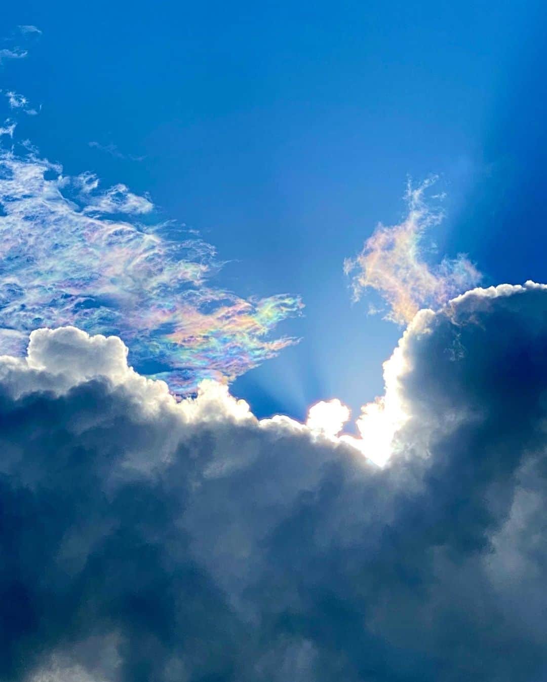 MARIA FUJIOKAのインスタグラム：「さて明日はいよいよ御月民 at Peace&one です🌕 写真は下見の時に見えた彩雲。その時にめっちゃいいパーティーなる事がわかりました💜ホホ  最高の彼等が作るパーティー！人も良し、天気も良し、音も良し！もうそれに最高に綺麗な満月が見れると思う😍みんなで楽しく踊ろうっ♪  私は大好きなWataさんの前座を任せていただきました！よろしくお願いします！」