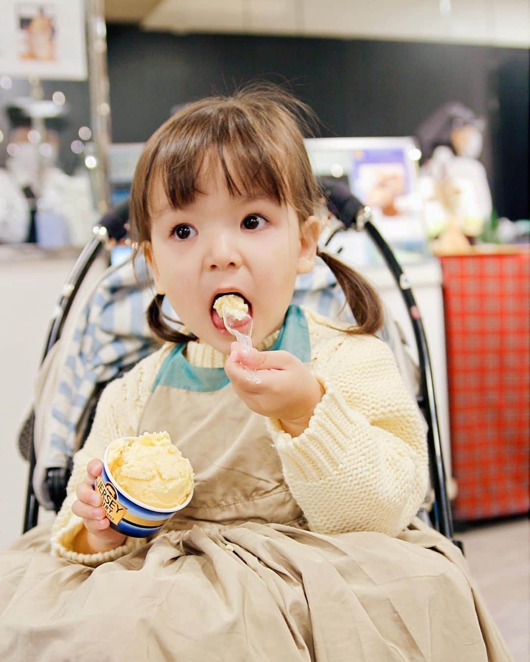 のインスタグラム：「#イセタニスタ #イセタニスタ活動   @isetan_shinjuku @isetan_gourmet   えみりはイギリスのアイスクリームに夢中🥰もちろん完食🍭  先日、イセタニスタ向けのzoomミーティングで、英国展を担当している、バイヤーの山崎さんからたくさんお話を聞いて、行かないといけないと思って、えみりと行ってきました！  正直、今まで意識して、イギリスやドイツ展、行ったことはなかったけれど、楽しかった！😌✨ 狙っていたジンジャーブレッドマンクッキー、売れ切れていたけれど、スコーン色々買えました(また載せます！) #伊勢丹英国展 は11月3日まで！ぜひ行ってみてね！  海外旅行が中々出来ない今だからこそ、ありがたいイベントです！  Ярмарка Англии в универмаге Исетан на Синдзюку   #伊勢丹新宿店 #イギリス #イギリススコーン #クロテッドクリーム #ジャージミルクのジェラート #東京グルメ #東京グルメ巡り #グルメ好きな人と繋がりたい #スイーツ巡り #スコーン　#イセタニスタkids」