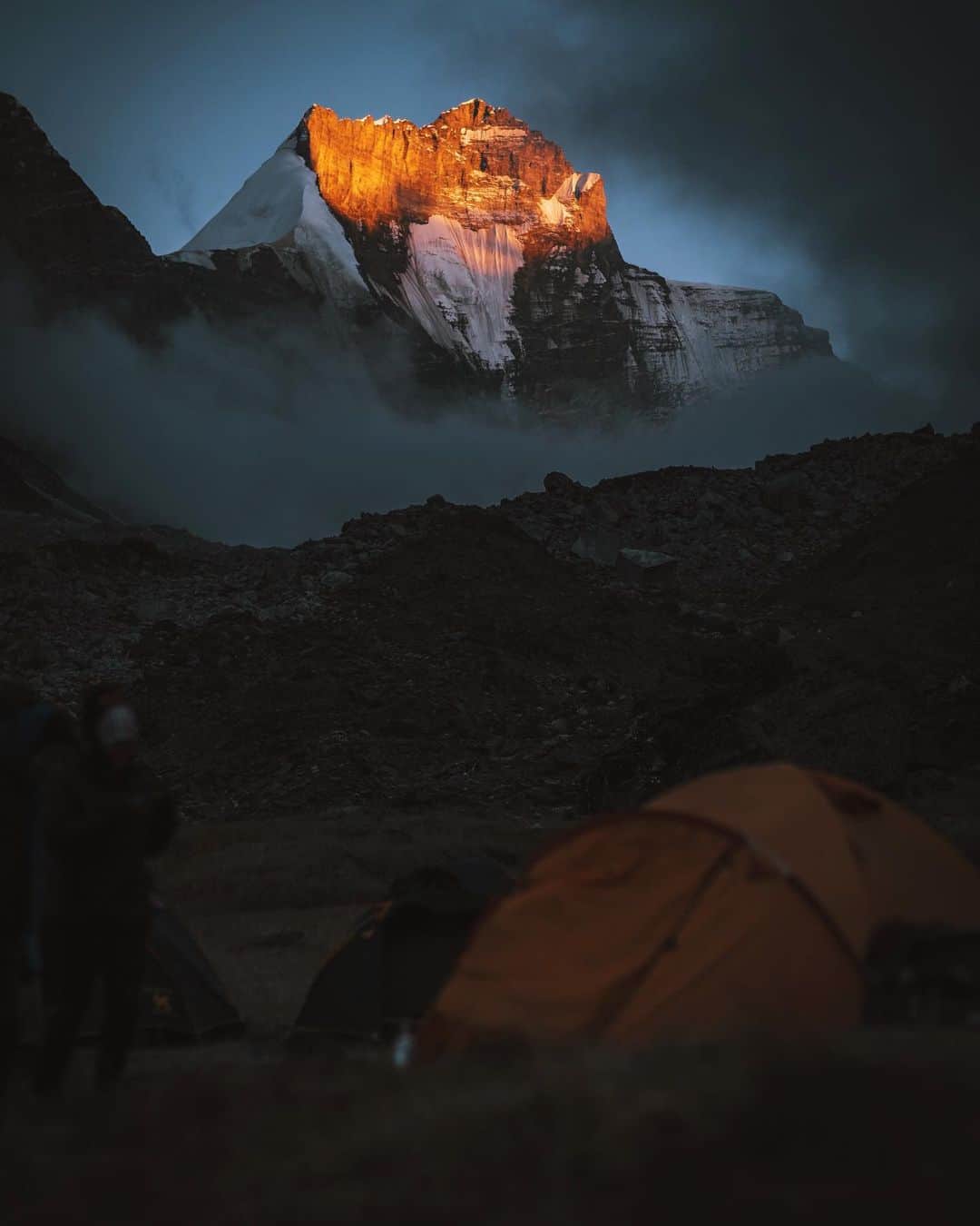 Abhinav Chandelさんのインスタグラム写真 - (Abhinav ChandelInstagram)「I spent most of that evening staring at the sunset light on Mt. Bhrigupanth . Now I don’t exactly know the answer to whenever someone asks me, what do mountains teach you?  I guess they teach us silence, they teach us the importance of standing and staring in distance, at the beauty which exists around us, patiently letting it mesmerise us in all its entirety without us having to utter any word to explain how beautiful it is, to convince ourselves.  They teach us to be convinced, to believe, to just see what’s there, accept it, and realise how inconsequential we are when we’re filled with rage, and how powerful we become when we let peace take over us as we stand there with a smile on our lips.  That we mustn’t forget how an essence of universe continues to exist within us, and if given an opportunity through silence, it always recognises itself. It always recognises the beauty of oneself while staring at the beauty that physically exists in front of us. . So I stood there, holding onto everything I wanted to do at that moment, staring at that beautiful Himalayan peak bathing in the last light of the day, in front of me, as the clouds parted right in time to give us that view.  And who were we to say that all this wasn’t unfolding for us, that we weren’t the special beings in that moment, that universe didn’t care about us.  It did. In ways it continues to. In ways, we believe.」10月30日 21時20分 - abhiandnow