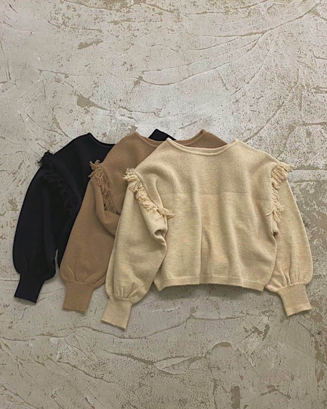 のインスタグラム：「＼＼NEW ARRIVAL／／ ㅤㅤㅤㅤㅤㅤㅤㅤㅤㅤㅤㅤㅤ #ヨーク透かし編みフリンジニット BLK.MOC.NAT ¥3,850(taxin) ㅤㅤㅤㅤㅤㅤㅤㅤㅤㅤㅤㅤㅤ  スリーブデザインに施したフリンジデザインが目を惹くニットトップス。 定番アイテムもトレンドの フリンジでアップデート◎ もちっとした柔らかい肌触りで着心地も抜群です。  ㅤㅤㅤㅤㅤㅤㅤㅤㅤㅤㅤㅤㅤ  #arholiday #auntierosaholiday #アンティローザホリデー #arh #arh_ootd #fashion #instafashion #coordinate #ootd #outfit #outfitoftheday #instacode #fashonista #fashiongram #holiday_aw2020  #Autumn #Autumncollection  #フリンジニット　#フリンジ　#ニット #ヨーク編みニット　#透かし編みニット」