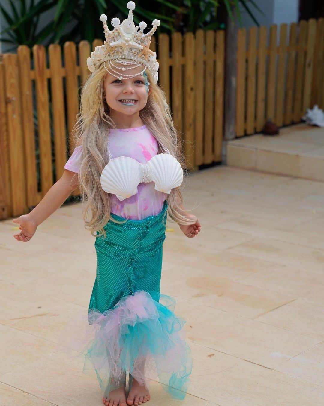 レイチェル・ブレイセンさんのインスタグラム写真 - (レイチェル・ブレイセンInstagram)「HAPPY HALLOWEEN!!!! 🧜‍♀️ 👑 🧜‍♀️ 👑 🧜‍♀️   Glue gun-created costume 100% in its entirety made by DIY queen @jessicarydh 😍 #mermaid」10月30日 21時21分 - yoga_girl