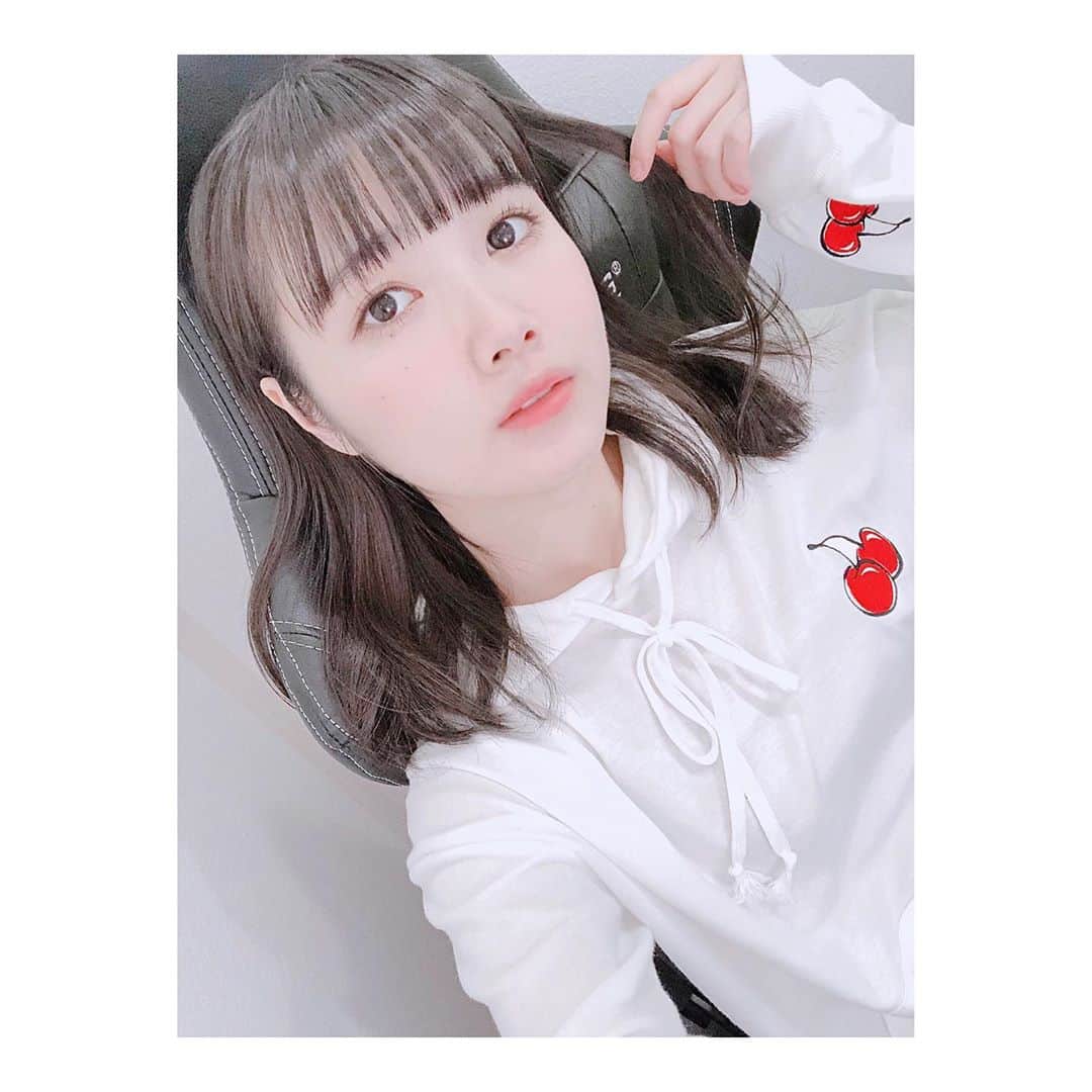 のインスタグラム：「. 🍒 . 少し目元のメイクをかえました。 この日はアイシャドーをうすめにして 茶色アイラインでいつも以上にたれ目にした♡ . (あと少し前髪うすくした！！！) . . 使ってるコスメとか興味あるかなー😳？ . 結構プチプラコスメ愛用してる！ いつか紹介しよっかなん。 . . .」
