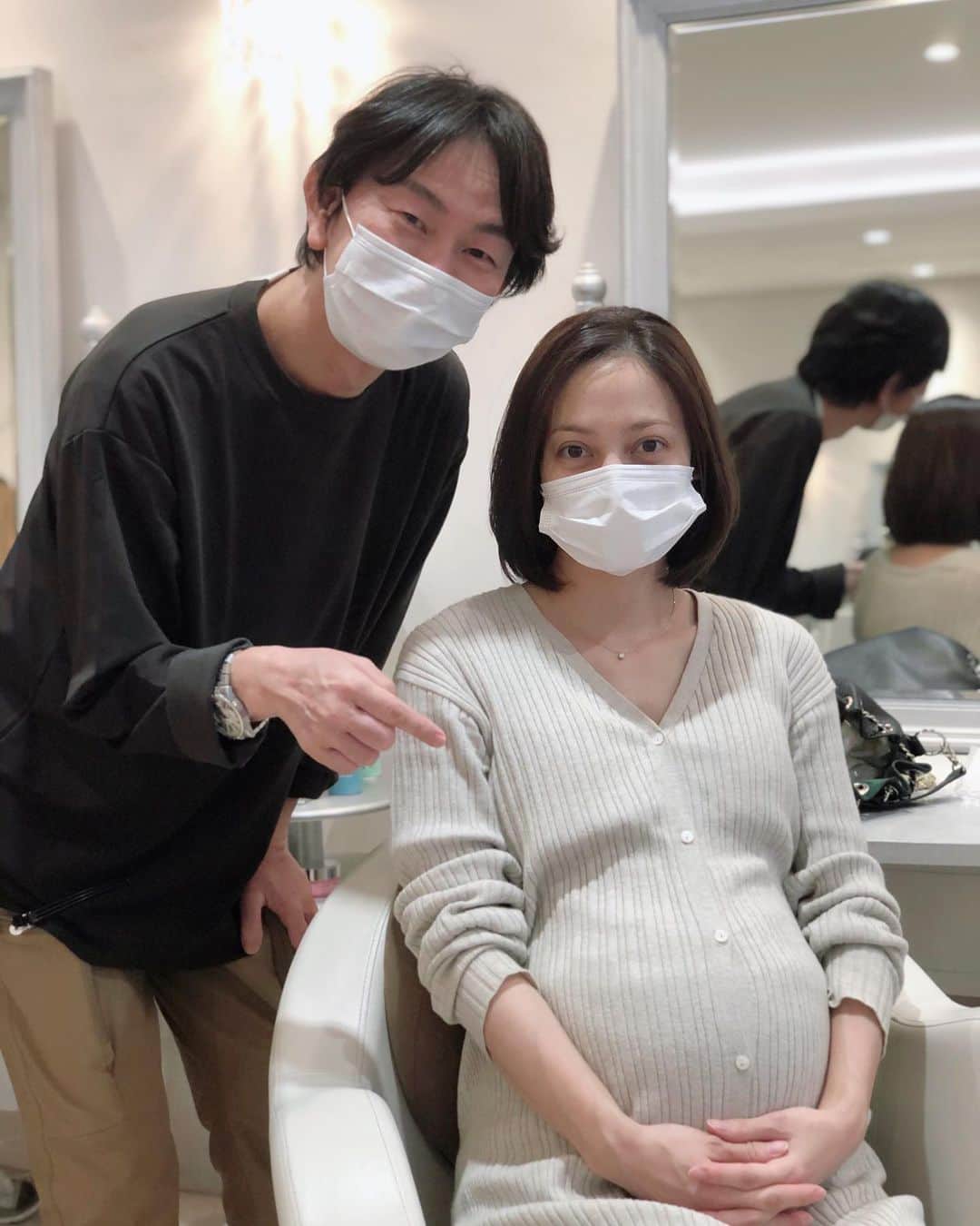 英玲奈のインスタグラム：「今日は産前最後の、 @zacc_hairsalon  へ。 ドスッピンで失礼w いつもより短めにしばらく大丈夫な様に綺麗にしてくれました！ みんなにお腹なでなでしてもらって、 安産祈願してもらったよ╰(*´︶`*)╯♡ お腹以外太らないね！とか言われるけど、こうやってみると太ってるわw #zacc #美容院 #メンテナンス #出産準備 #妊娠9ヶ月 #プラス12キロ　くらいかな？」