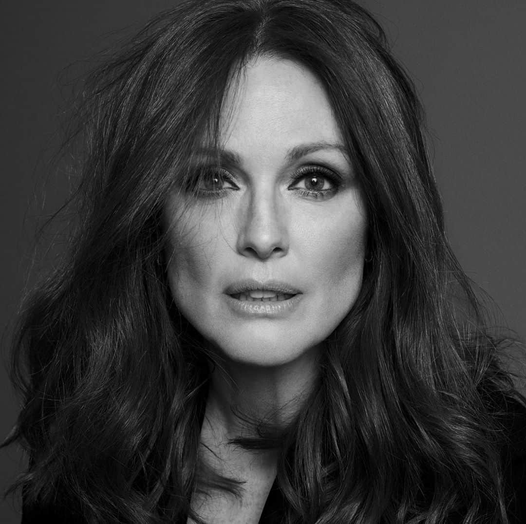 V Magazineさんのインスタグラム写真 - (V MagazineInstagram)「VOTE! VOTE! VOTE! 🇺🇸  #V127: The Thought Leaders Issue is landing on newsstands now! Cover star @juliannemoore is here to remind you to get out and VOTE!  Head to the link in bio to rediscover her interview and order your copy of V127 at shop.vmagazine.com! — Photography by @inezandvinoodh Interview by @overlyopinionatedblackperson Casting by @itboygregk」10月30日 21時24分 - vmagazine