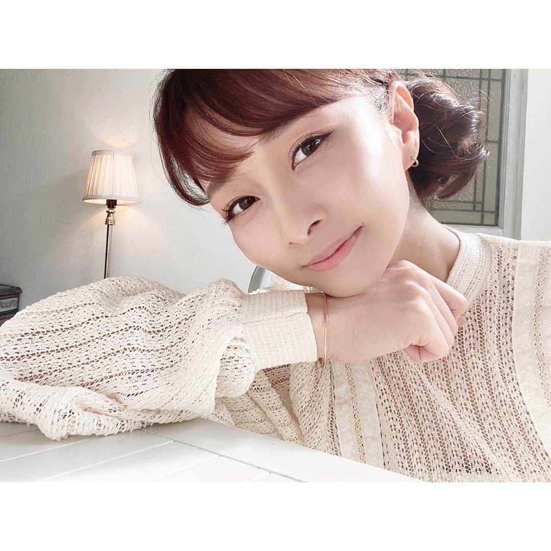 石井美保さんのインスタグラム写真 - (石井美保Instagram)「今日も楽しく撮影させて頂きました😊 @maquia.magazine の現場で、 @bijouxtoshikatsu のお弁当を用意して頂いたみたいで、テンションMAXに！本当に美味しくて大将の笑顔が思い浮かんでジーンと滲みました。 ちょっぴり低迷気味な気分に肌調子も落ち込み、なかなか回復しないのですが、そんなのも吹っ飛ぶぐらい現場の皆さんが笑わせてくれて、しわくちゃになるほど笑いました。明日は楽しみにしていたお出かけがあるので、あと少し頑張ろっ。諭吉ファンデもルフォンドゥタンでさえもうまくのらなくて、なんだかしっくりしない日々が続き、ファンデがいつもの倍ぐらい厚いのですが、やっぱりシワがひび割れますね。」10月30日 21時27分 - miho_ishii