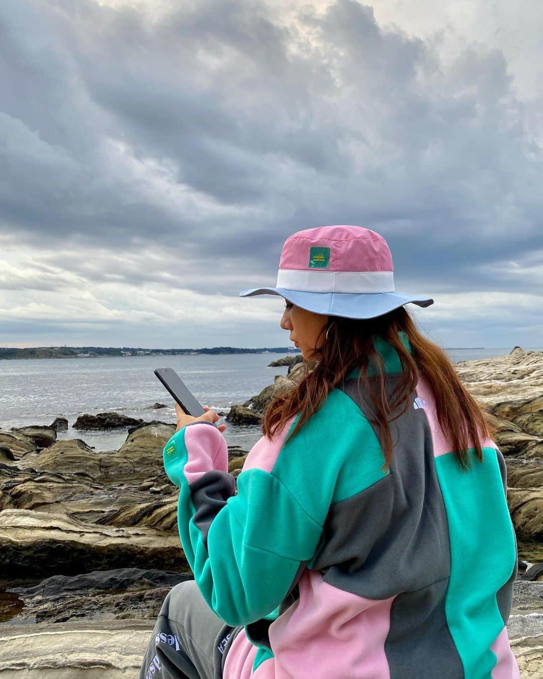 高橋メアリージュンさんのインスタグラム写真 - (高橋メアリージュンInstagram)「To see the sunrise! ... But I couldn't see that coz it's cloudy today☁️ But...! I found the beautiful pond✨🌍  #sunriselover  #lovesunsets  #loveoutdoors  #lovenature #ellesse #アウトドアコーデ  #アウトドアファッション #アウトドア女子」10月30日 21時28分 - maryjuntakahashi