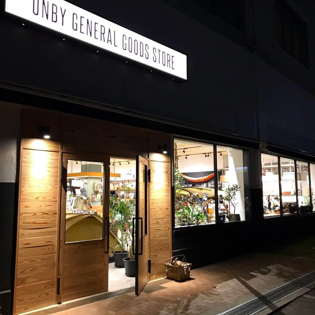 UNBY GENERAL GOODS STOREさんのインスタグラム写真 - (UNBY GENERAL GOODS STOREInstagram)「いよいよ、明日！ 内装業者さんとUNBYチーム、大詰めです😭  関西の皆さま、キャンプ好きなみなさま、ぜひお立ち寄り下さい。 楽しんでいただけるお店になったかな😭がんばりまーす‼️‼️‼️  . . . . #みのおキューズモール   #minimalworks #ミニマルワークス #peregrinfaniture　#ペレグリンファニチャー #fieldrecord　#フィールドレコード #tattam　#タッタム #38explore #パレ子 #A38grate #TheArth #オム二バーナー #野良道具製作所　#ベアボーンズ #somabito　#ペトロマックス　＃ナンガ #goelzero　#comfyoutdoorgarment #トリパスプロダクツ ＃トランギア #ベルモント #kincoglove　#gstove #ギアミッション #キャンプギア　#アウトドアギア #アウトドア好きな人と繋がりたい」10月30日 21時29分 - unby_official