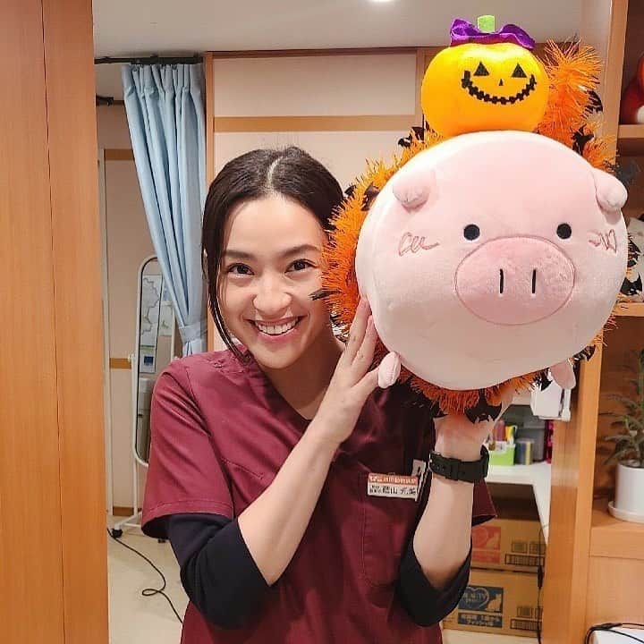 日曜劇場『危険なビーナス』【公式】のインスタグラム：「現場レポート　その33🐖🐖🐖 . 4️⃣話の放送まであと2️⃣日‼️ . . 初めて元美さんに 抱っこしてもらいました💕 . とっても優しくて さすが動物病院の看護師さん🐽 . いつもはクールな元美さんの素敵な笑顔🎃✨ . . . #日曜劇場 #危険なビーナス #東野圭吾 #ブーナス #ブルーナス #ブーナスの現場レポート #妻夫木聡 #吉高由里子 #ディーンフジオカ #染谷将太 #中村アン #堀田真由 #結木滉星 #福田麻貴 #3時のヒロイン #R指定 #CreepyNuts #麻生祐未 #坂井真紀 #安蘭けい #田口浩正 #池内万作 #栗田芳宏 #栗原英雄 #斉藤由貴 #戸田恵子 #小日向文世」