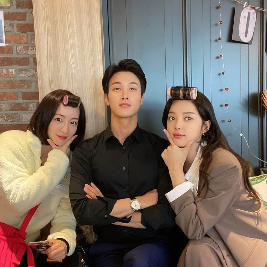 Lee Si-gangさんのインスタグラム写真 - (Lee Si-gangInstagram)「드디어.. 만났다...후. ❤ 김밥을 잘만들더니.. 머리에 김밥을만들어놓았구나.💦  やっと会えました 😭  #비밀의남자 #이시강#엄현경#채빈#📺」10月30日 21時29分 - lee_si_kang