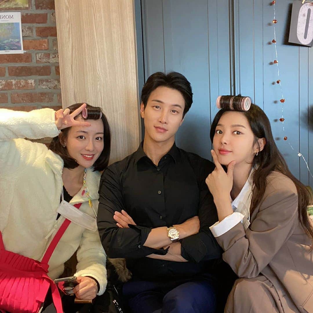 Lee Si-gangさんのインスタグラム写真 - (Lee Si-gangInstagram)「드디어.. 만났다...후. ❤ 김밥을 잘만들더니.. 머리에 김밥을만들어놓았구나.💦  やっと会えました 😭  #비밀의남자 #이시강#엄현경#채빈#📺」10月30日 21時29分 - lee_si_kang