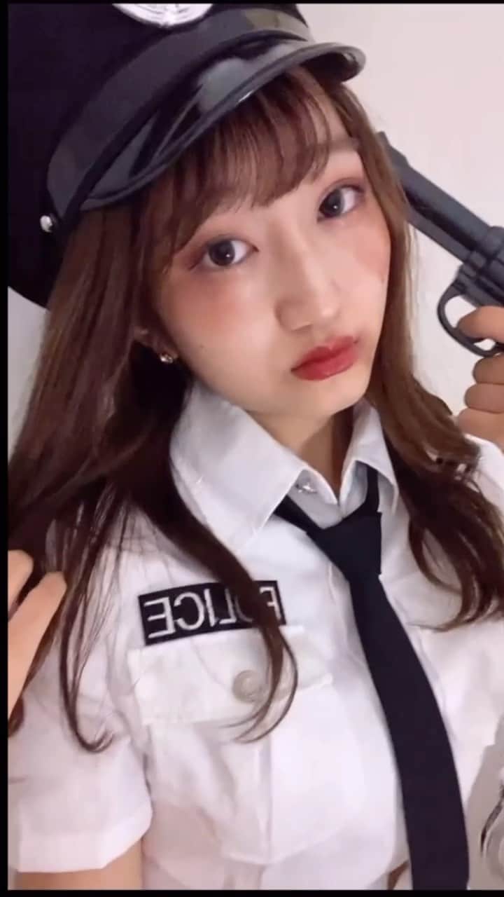 華山友希のインスタグラム：「オフからのポリスに変身〜！👮🏻‍♂️(してみたかった音源、優しい目で見てください😂笑)  明日はハロウィンですね🎃 月日が経つの、あっという間です。 1日1日を大切にして最後まで頑張ります  10月31日まで、Twitterでリツイート数を競っています！是非お力を貸してくださると嬉しいです🔥【 @misscd2020_ky06 ←アカウント名】  そして、本日もプロフィールのURLから投票よろしくお願いします🙇🏻‍♂️  #ミスキャンパス同志社#ミス同志社 #ミスコン#ミスキャンパス#ハロウィン #ハロウィンコスプレ#ポリス#仮装#はろうぃん」