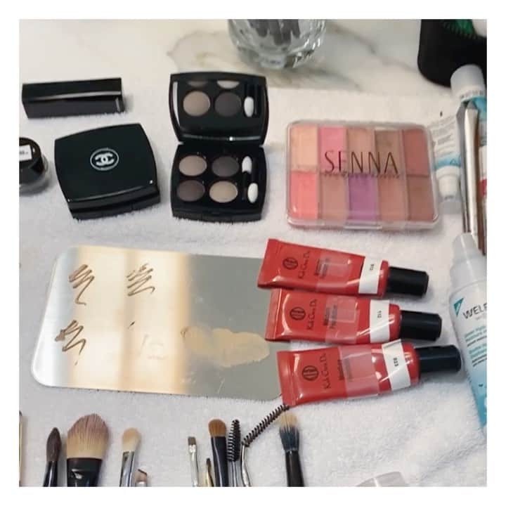 JO BAKERのインスタグラム：「S E T • U P  A few kit staples and some new skin tricks!!! Thank you to all the brands that continue to send us product and support us #makeupartist s at this time!!!  Yesterday’s look on #vanessakirby ...soft smooth skin created using  @weleda_usa new #sheerhydration #dailydewlotion followed by @kohgendo #moisturefoundation for a natural #nomakeupmakeup base  I then created a soft winged 60’s flick using only @welovecoco #eyeshadow for a #soft and dreamy #matte look. #workingwithchanel  Going to tag all the others...  thank you again - means a lot to receive packages and new stuff to play with to continue you stay inspired and excited about our few and far between jobs!!  #makeup #jobakermakeupartist #welovecoco #weledaskin #weledapartner」