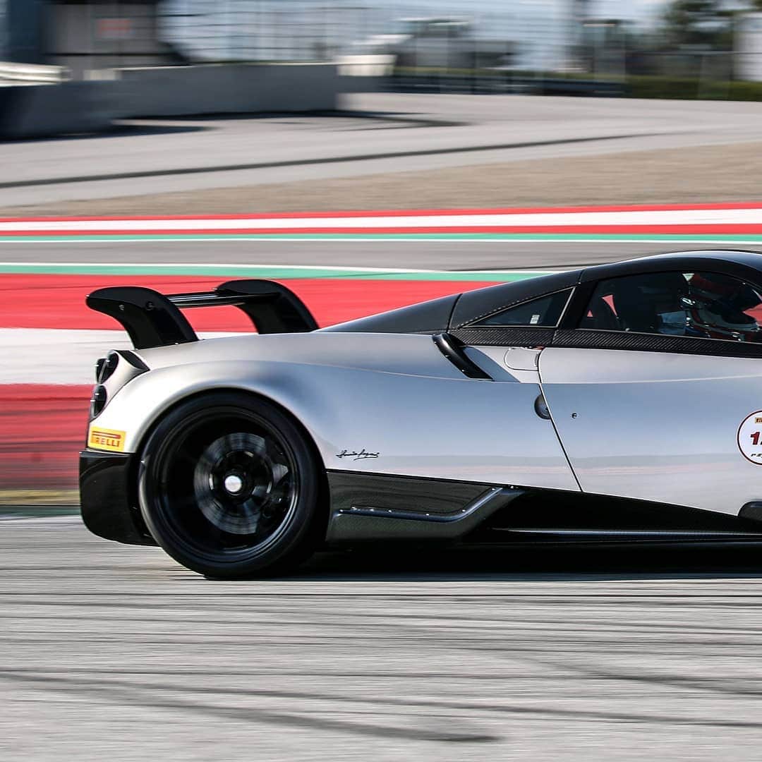 パガーニ・アウトモビリさんのインスタグラム写真 - (パガーニ・アウトモビリInstagram)「1.218 kg propelled by 764 hp and well glued to the asphalt by ultra sleek aerodynamics, in other words, the racing soul of the Pagani Huayra BC!  @pirelli #PZeroExperience #Pirelli #PZero #TrackAdrenaline #ThePerfectFit #pagani #huayra #huayrabc」10月30日 21時39分 - paganiautomobili