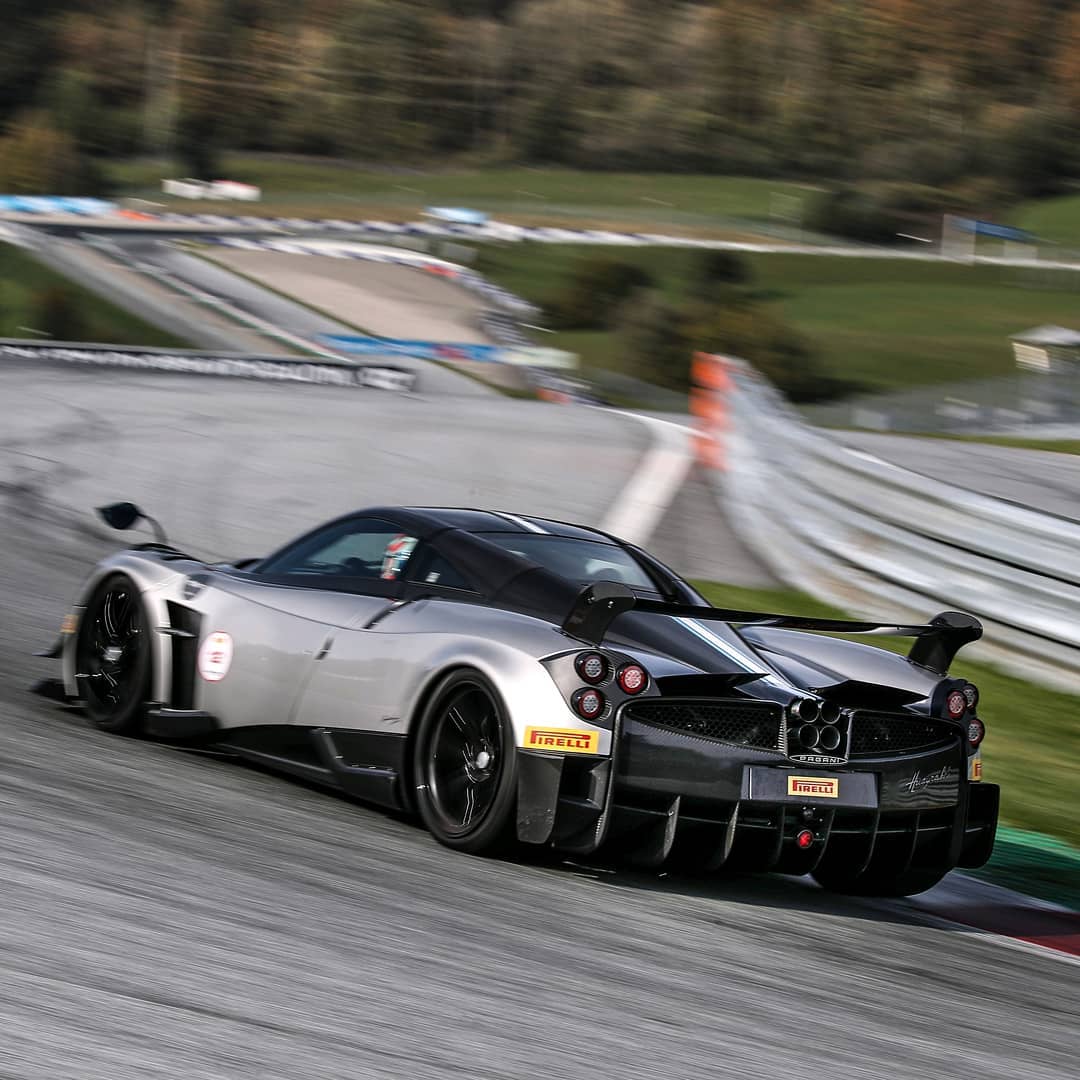 パガーニ・アウトモビリさんのインスタグラム写真 - (パガーニ・アウトモビリInstagram)「1.218 kg propelled by 764 hp and well glued to the asphalt by ultra sleek aerodynamics, in other words, the racing soul of the Pagani Huayra BC!  @pirelli #PZeroExperience #Pirelli #PZero #TrackAdrenaline #ThePerfectFit #pagani #huayra #huayrabc」10月30日 21時39分 - paganiautomobili