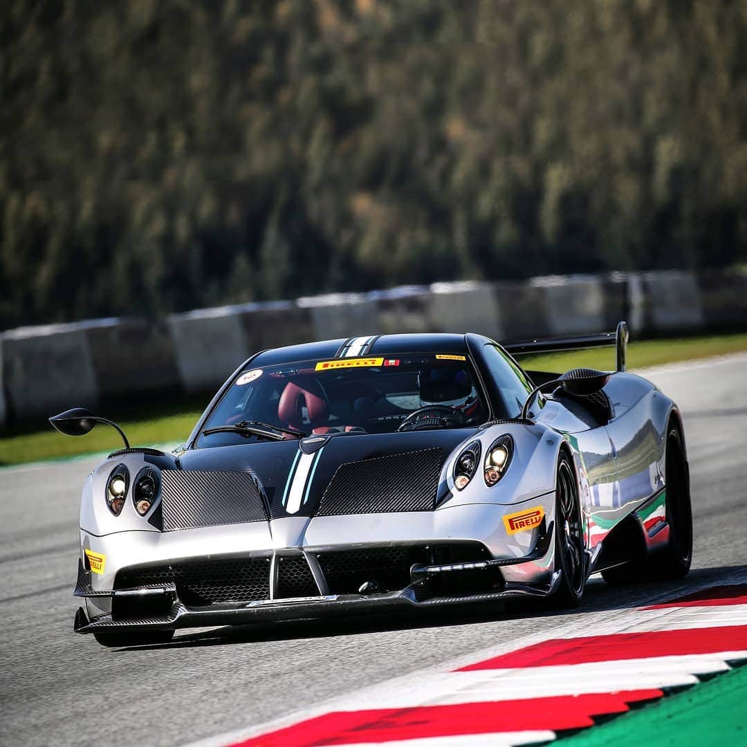 パガーニ・アウトモビリのインスタグラム：「1.218 kg propelled by 764 hp and well glued to the asphalt by ultra sleek aerodynamics, in other words, the racing soul of the Pagani Huayra BC!  @pirelli #PZeroExperience #Pirelli #PZero #TrackAdrenaline #ThePerfectFit #pagani #huayra #huayrabc」
