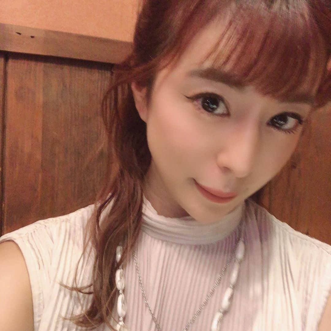 橋本真依さんのインスタグラム写真 - (橋本真依Instagram)「・﻿ 先月やらせてもらった﻿ 初の試みのオンラインライブ🎙﻿ 素敵なメンバーに誘ってもらえて﻿ とっても楽しい夜になりました✨ なかなかコロナ禍で思いっきり歌えていなかったので、ほんと楽しかった💓﻿ ﻿ その時にしてもらったヘアスタイル⭐️﻿ この時は赤髪ロン毛な私だったから﻿ それに似合う髪型にっ\(//∇//)\﻿ ﻿ いつも色々ヘアスタイルしてくれる﻿ Mottie‼︎(わたしの所属してるアイドルw)の﻿ @kanana_can に💓﻿ 忙しい中ありがとうーーー😊﻿ KPOP談義で花咲いた時間でした✨﻿ ﻿ ﻿ ﻿ ﻿ ﻿ #女子力ねーさん#イエベ秋#マスク#秋メイク#カーキ#ベージュ#オレンジ#🍊#ヘアカット#髪質革命#トリートメント#ヘアアレンジ﻿ #happy#smile#love#peace#lucky#tbt#l4l#followme#followback#instagood#photooftheday#Tokyo#Japan#셀스타그램#얼스타그램#잘보고가요#데일리룩」10月30日 21時32分 - hashimotomai430