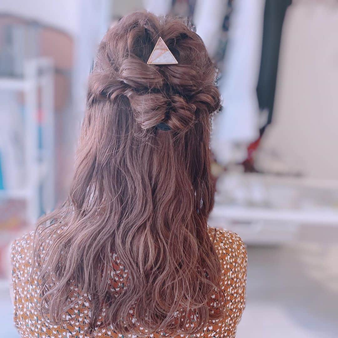 橋本真依のインスタグラム：「・﻿ 先月やらせてもらった﻿ 初の試みのオンラインライブ🎙﻿ 素敵なメンバーに誘ってもらえて﻿ とっても楽しい夜になりました✨ なかなかコロナ禍で思いっきり歌えていなかったので、ほんと楽しかった💓﻿ ﻿ その時にしてもらったヘアスタイル⭐️﻿ この時は赤髪ロン毛な私だったから﻿ それに似合う髪型にっ\(//∇//)\﻿ ﻿ いつも色々ヘアスタイルしてくれる﻿ Mottie‼︎(わたしの所属してるアイドルw)の﻿ @kanana_can に💓﻿ 忙しい中ありがとうーーー😊﻿ KPOP談義で花咲いた時間でした✨﻿ ﻿ ﻿ ﻿ ﻿ ﻿ #女子力ねーさん#イエベ秋#マスク#秋メイク#カーキ#ベージュ#オレンジ#🍊#ヘアカット#髪質革命#トリートメント#ヘアアレンジ﻿ #happy#smile#love#peace#lucky#tbt#l4l#followme#followback#instagood#photooftheday#Tokyo#Japan#셀스타그램#얼스타그램#잘보고가요#데일리룩」