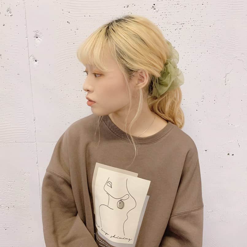 Vannie Officialのインスタグラム：「⠀  【VANNIE U　2WAYロゴフェイス裏起毛スウェット 】2,700+tax  《styling》 2ＷＡＹで楽しめるプリントスウェットが登場♪ ニュアンスカラーの色展開にも注目♡ 存在感満点なのでパンツやスカートでのワンツーコーデにピッタリ◎ いつものボトムスにプラスするだけでトレンド感あふれるスタイルに♪  ⠀ 《detail》 どこか女性らしいアートプリントとニュアンスロゴがカジュアルすぎない一枚に◎ 前後2ＷＡＹで着れる仕様なので、その日の気分に合わせて雰囲気が変えられるのも嬉しいポイント♡ 全体的にゆとりをもたせた、ゆるシルエットで抜け感のあるスタイルを演出します♪  ⠀ 《fabric》 着心地の良い裏起毛使用 ⠀ ⠀ ⠀ #vannie_u#ヴァニーユー #ZOZOでしか買えない⠀⠀ お問い合わせはDMまでご連絡ください‪‪☺︎‬」