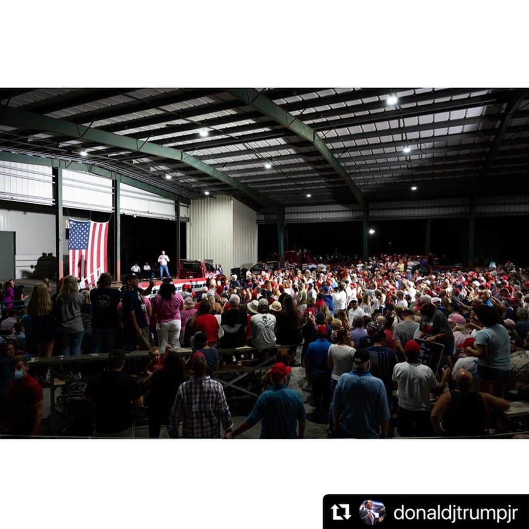 ドナルド・トランプさんのインスタグラム写真 - (ドナルド・トランプInstagram)「#Repost @donaldjtrumpjr  ・・・ Incredible event last night in Vero Beach, Florida. Just an amazing crowd with energy like I’ve never seen before, excited to help reelect President @realdonaldtrump. @kimberlyguilfoyle and I thank you for all the incredible support it was absolutely amazing.  Photos: @dougdefelice」10月30日 21時33分 - realdonaldtrump