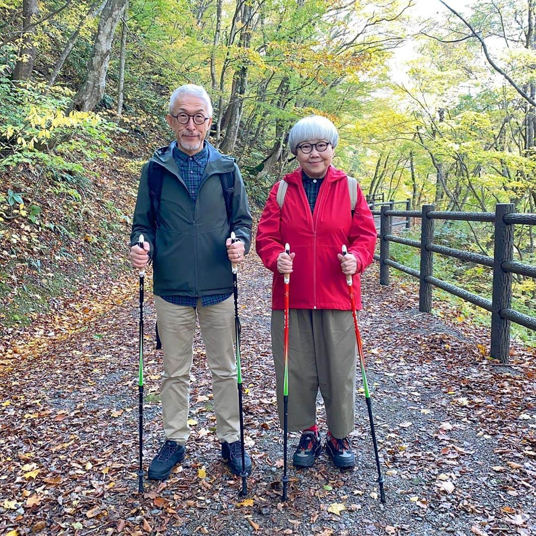 bon ponさんのインスタグラム写真 - (bon ponInstagram)「宮城県大崎市にある鳴子峡（なるこきょう）に紅葉を見に行って来ました🍁🍂🍁⛰ 鳴子峡は、大谷川に刻まれた深さ100ｍのV字型峡谷が約2.5kmに渡って続く風光明媚な景勝地。栗駒国定公園に含まれており、紅葉の名所として知られています。 平日にかかわらず、大勢の観光客で賑わっていました。 ＊ 大深沢遊歩道をノルディックウォーキング🚶🚶‍♀️ あづまやで一休みして、持参したおにぎりを食べました🍙 遊歩道には、所々に宮城オルレのトレッキングコースの案内標識(木の枝に結びつけられた赤と青のリボン・馬の形をしたカンセ・赤と青の矢印)がありました❤️💙 日が陰ると肌寒くなり、レストハウスで熱々のきのこ汁を食べました。具がたっぷり入っていて、とても美味しかったです👍 ・ ・ #鳴子峡 #紅葉 #紅葉狩り#ノルディックウォーキング #夫婦 #60代 #ファッション #コーディネート #リンクコーデ #夫婦コーデ #グレイヘア #白髪 #共白髪 #couple #over60 #fashion #coordinate #instafashion #instagramjapan #greyhair #grayhair #bonpon #bonpon511」10月30日 21時35分 - bonpon511