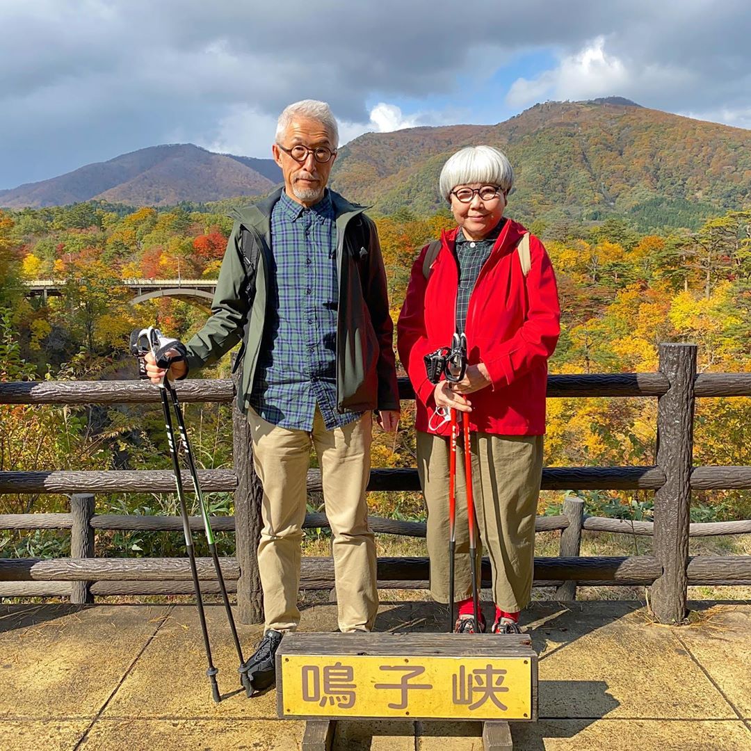 bon ponさんのインスタグラム写真 - (bon ponInstagram)「宮城県大崎市にある鳴子峡（なるこきょう）に紅葉を見に行って来ました🍁🍂🍁⛰ 鳴子峡は、大谷川に刻まれた深さ100ｍのV字型峡谷が約2.5kmに渡って続く風光明媚な景勝地。栗駒国定公園に含まれており、紅葉の名所として知られています。 平日にかかわらず、大勢の観光客で賑わっていました。 ＊ 大深沢遊歩道をノルディックウォーキング🚶🚶‍♀️ あづまやで一休みして、持参したおにぎりを食べました🍙 遊歩道には、所々に宮城オルレのトレッキングコースの案内標識(木の枝に結びつけられた赤と青のリボン・馬の形をしたカンセ・赤と青の矢印)がありました❤️💙 日が陰ると肌寒くなり、レストハウスで熱々のきのこ汁を食べました。具がたっぷり入っていて、とても美味しかったです👍 ・ ・ #鳴子峡 #紅葉 #紅葉狩り#ノルディックウォーキング #夫婦 #60代 #ファッション #コーディネート #リンクコーデ #夫婦コーデ #グレイヘア #白髪 #共白髪 #couple #over60 #fashion #coordinate #instafashion #instagramjapan #greyhair #grayhair #bonpon #bonpon511」10月30日 21時35分 - bonpon511