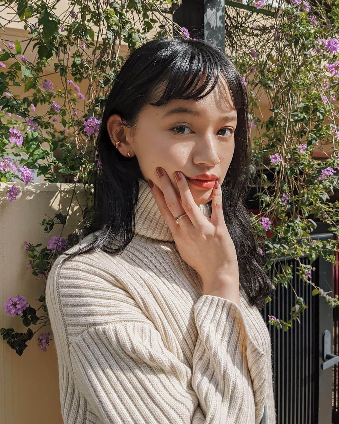 shihori.kathleenのインスタグラム：「. 蜂蜜が垂れてるみたいなイヤカフと その垂れた蜜みたいな  ピアス🍯🐝🍃  🍯@gray_____accesarys」