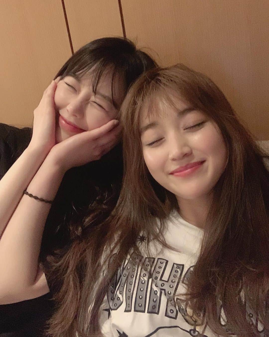 のインスタグラム：「ㅋㅋㅋㅋㅋㅋ  어디가서 제발 예쁜척이라도 좀 했으면 좋겠는 세상 털털한 아줌미들 .. 보고파🤍」
