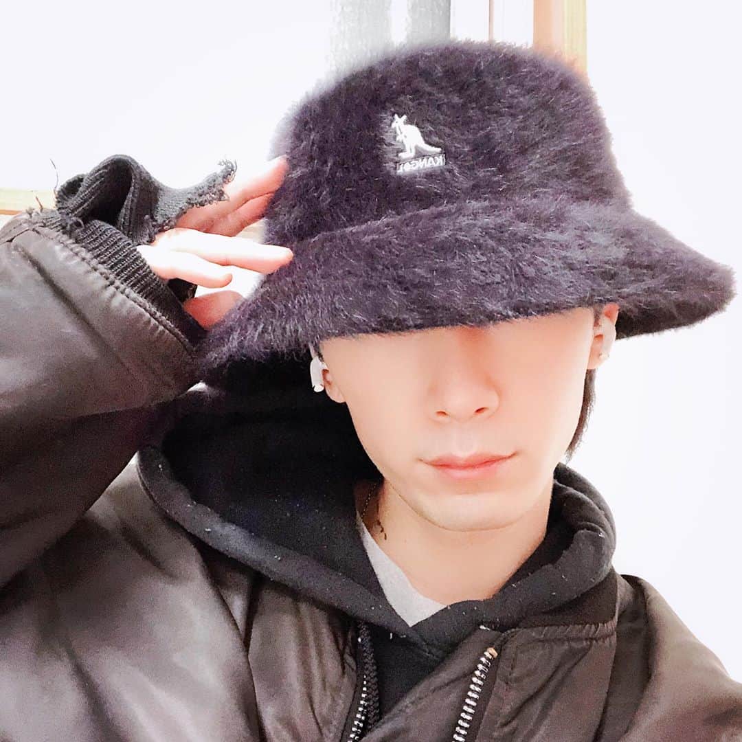 加藤 聖也のインスタグラム：「. 冬用で購入💁🏻‍♂️ サイズがXLしかなくてバカデカかったんだけど 小さくしてくれました。( ？笑 ) 帽子の内側になんか入れてくれて 頭のサイズに合わせてくれたよ🥺👏🏻 #KANGOL #hat #buckethat  #fashion #cordinate #ootd #street」