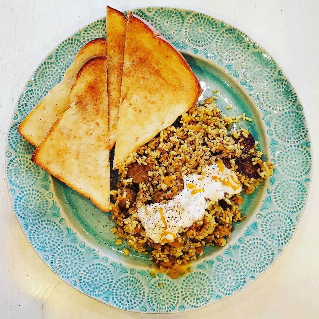 ガソリングラマーさんのインスタグラム写真 - (ガソリングラマーInstagram)「PLANT BASED GARLIC HERB QUESO RICE MUSHROOM BRAT + BUTTER TOAST 🍄🌭🌿🍞🧈🧀🌶🥕🥥 @yeahdawgvegan #mushroom #brats  @rightrice garlic herb #rice  @mountainroseherbs black pepper smoked chili flakes kiawe smoked salt  @fabalishfoods #aquqfaba #queso  @tangochilesauce #hotsauce @heartlandbreadco grandmas perfect white #bread @miyokoscreamery oat milk vegan butter @sandiegotempeh #coconutaminos  #vegan #veganfood #whatveganseat #plantbased #vegetarian #VEGANGOOD #vegansofig #veganfoodie #foodie #plantbased #plantbasedfood #plantbasedfoodie #breakfast  @gasolineglamour #gasolineglamour  @gtfoitsvegan #gtfoitsvegan @marketbox.sd #yeahdawg  #rightrice  #fabalishfoods  #HEARTLANDBREADCO  #miyokoscreamery  #tangochilisauce #mountainroseherbs」10月30日 21時38分 - gasolineglamour