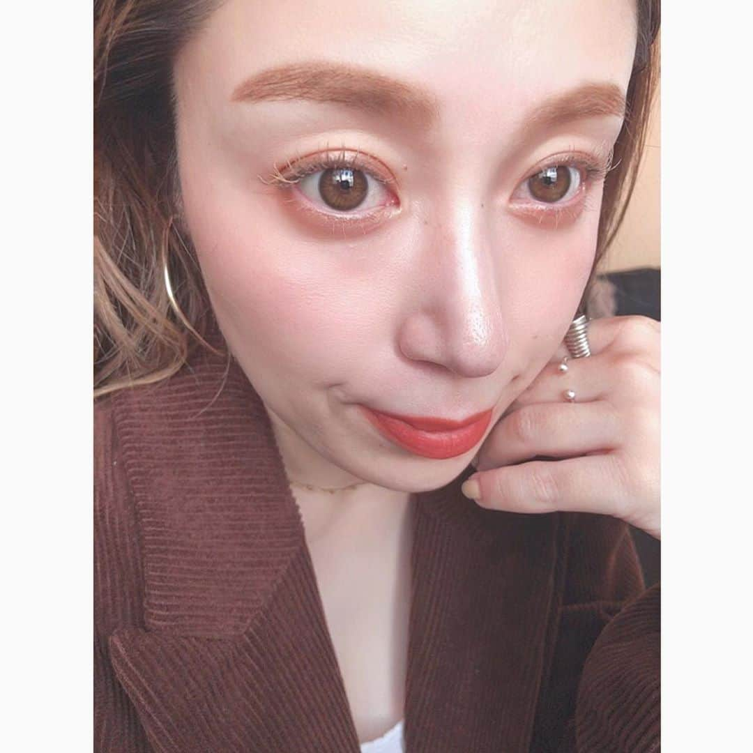 erinaさんのインスタグラム写真 - (erinaInstagram)「お気に入りのベージュマスカラ♡ 写真じゃ全く見えないけど目尻にベージュのアイラインも引いてます！ 一気に抜け感が出て最高すぎる〜 そしてこの後22:00〜 10月のweb販売が始まります😉 お得な10%OFFキャンペーンもあるので是非チェックしてくださいね！ ・ ・ ・ #まつ毛パーマ#まつパ#秋メイク#ベージュマスカラ#アニヴェン#抜け感メイク#セルヴォーク#ツヤ肌メイク#ママコーデ#男の子ママ#淡色女子」10月30日 21時48分 - enappi_148