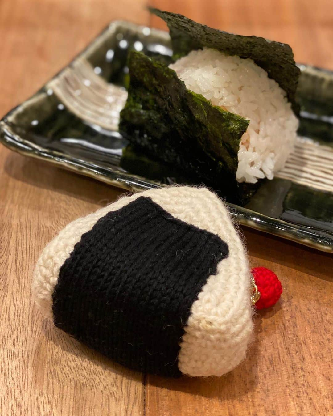 まゆまゆさんのインスタグラム写真 - (まゆまゆInstagram)「. おにぎりポーチ🍙 一目惚れしたメンバーで 月泉🇨🇳大阪で一番好きな中華。 ここの青椒肉絲、エビチリ、酢豚、、、美味しすぎ😭❤️ 帰りに、おにぎり屋さんに行きました🍙笑 おにぎりポーチ大反響みたいで 作った方に喜ばれて、私も嬉しいです。 @plot.knit  🍙 #月泉#予約困難店 #予約困難 #中國菜月泉#大阪中華#中華 #instafood #中華料理」10月30日 21時43分 - 7mayu2mayu