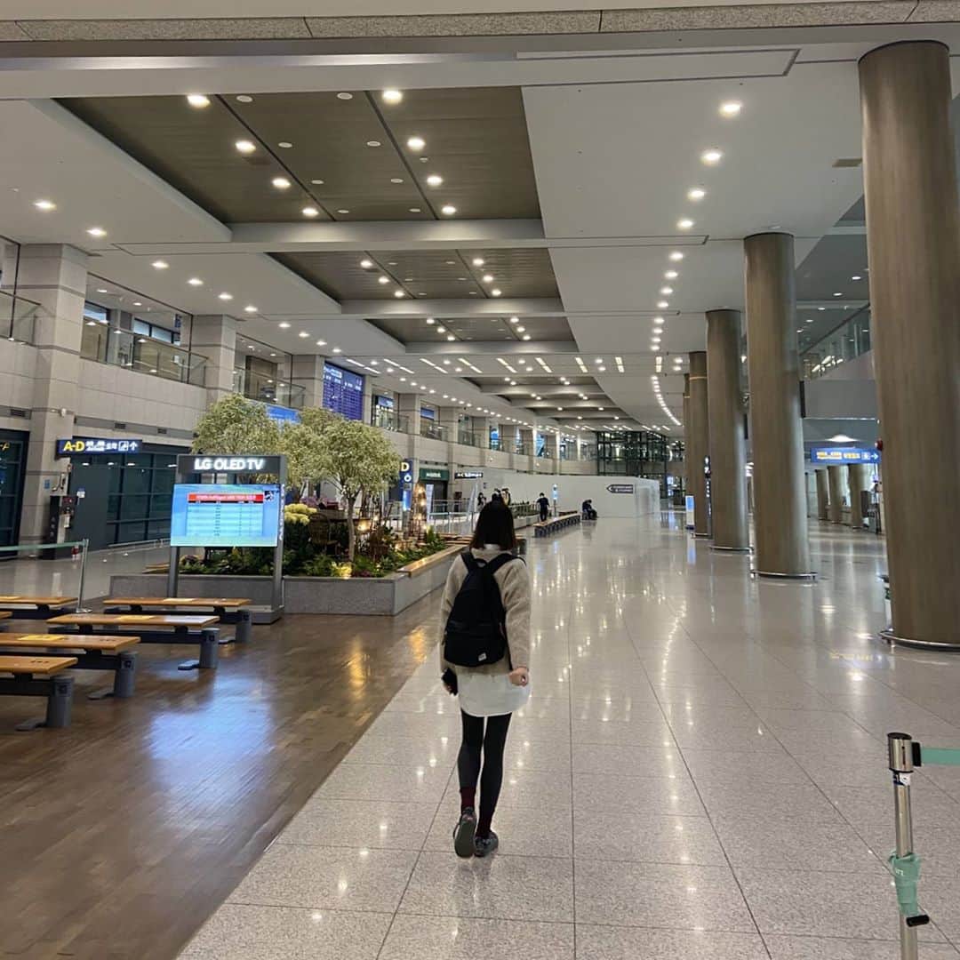 カン・ソラさんのインスタグラム写真 - (カン・ソラInstagram)「#커피마시러 #인천공항 #떠나고싶다 #attheairport #todrinkcoffee  I'm dying to travel abroad!」10月30日 21時44分 - reveramess_