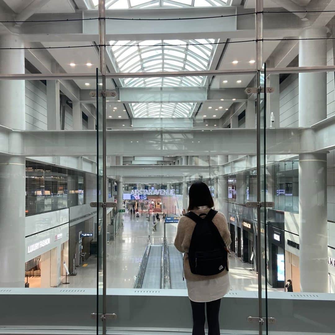 カン・ソラさんのインスタグラム写真 - (カン・ソラInstagram)「#커피마시러 #인천공항 #떠나고싶다 #attheairport #todrinkcoffee  I'm dying to travel abroad!」10月30日 21時44分 - reveramess_