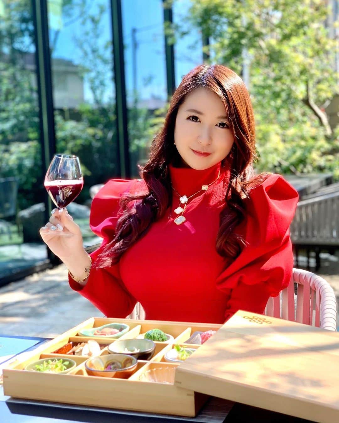 ayuさんのインスタグラム写真 - (ayuInstagram)「🍽🍷🍱💕 𝐡𝐚𝐩𝐩𝐲 𝐥𝐮𝐧𝐜𝐡 ８月にオープンしたばかりの 新しいホテル❤️ ここに1週間ほど滞在してました✨ ここのテラスが心地良くて ゆったりとした時間を過ごしました🥰🌹✨ ランチも色とりどりで 食べていて楽しい😋💕 ・ #lunch#lunchtime#foodstagram#frasersuites#hotelstay#ootd#code#outfit#vancleefarpels  #ランチ#ランチタイム#ホテルランチ#ホテル#ハンバーグ#秋鮭#フレイザースイート赤坂東京#赤坂#東京#グルメ#東京グルメ#赤坂グルメ#コーデ#ホテル巡り」10月30日 12時56分 - ayu888ayu