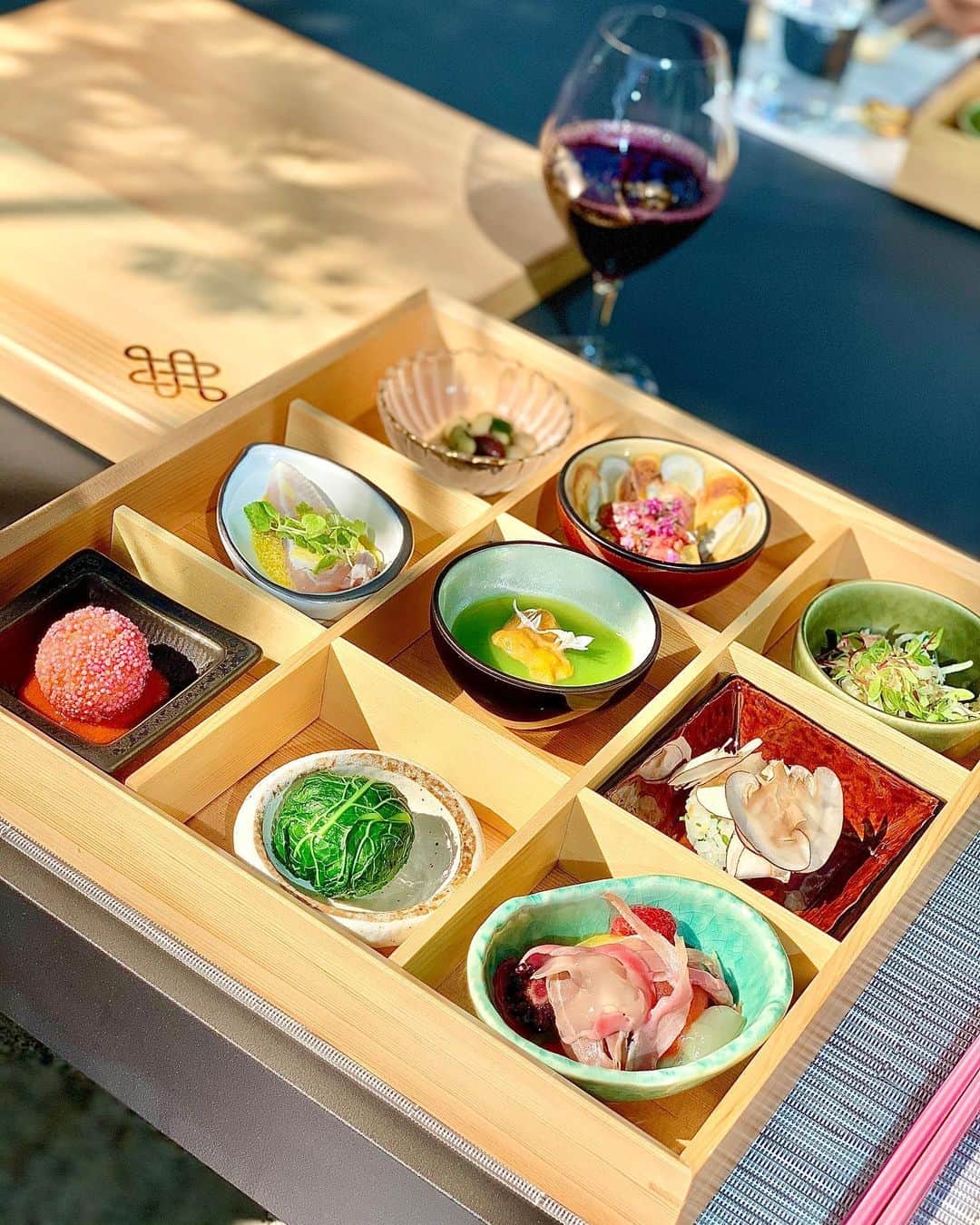 ayuさんのインスタグラム写真 - (ayuInstagram)「🍽🍷🍱💕 𝐡𝐚𝐩𝐩𝐲 𝐥𝐮𝐧𝐜𝐡 ８月にオープンしたばかりの 新しいホテル❤️ ここに1週間ほど滞在してました✨ ここのテラスが心地良くて ゆったりとした時間を過ごしました🥰🌹✨ ランチも色とりどりで 食べていて楽しい😋💕 ・ #lunch#lunchtime#foodstagram#frasersuites#hotelstay#ootd#code#outfit#vancleefarpels  #ランチ#ランチタイム#ホテルランチ#ホテル#ハンバーグ#秋鮭#フレイザースイート赤坂東京#赤坂#東京#グルメ#東京グルメ#赤坂グルメ#コーデ#ホテル巡り」10月30日 12時56分 - ayu888ayu