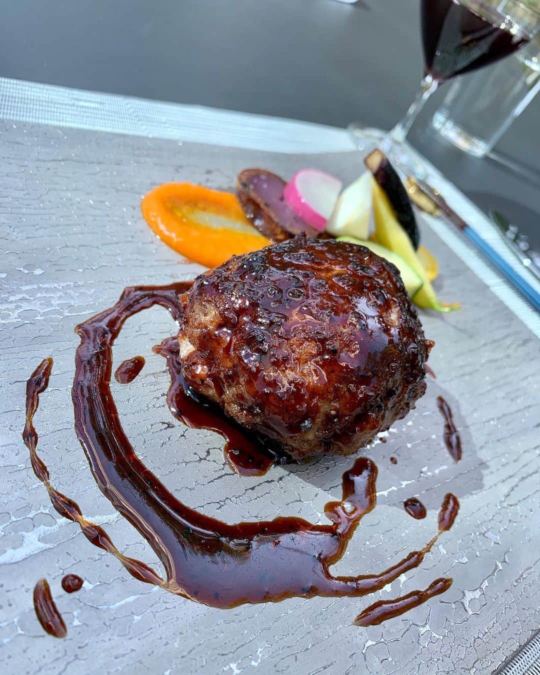 ayuさんのインスタグラム写真 - (ayuInstagram)「🍽🍷🍱💕 𝐡𝐚𝐩𝐩𝐲 𝐥𝐮𝐧𝐜𝐡 ８月にオープンしたばかりの 新しいホテル❤️ ここに1週間ほど滞在してました✨ ここのテラスが心地良くて ゆったりとした時間を過ごしました🥰🌹✨ ランチも色とりどりで 食べていて楽しい😋💕 ・ #lunch#lunchtime#foodstagram#frasersuites#hotelstay#ootd#code#outfit#vancleefarpels  #ランチ#ランチタイム#ホテルランチ#ホテル#ハンバーグ#秋鮭#フレイザースイート赤坂東京#赤坂#東京#グルメ#東京グルメ#赤坂グルメ#コーデ#ホテル巡り」10月30日 12時56分 - ayu888ayu