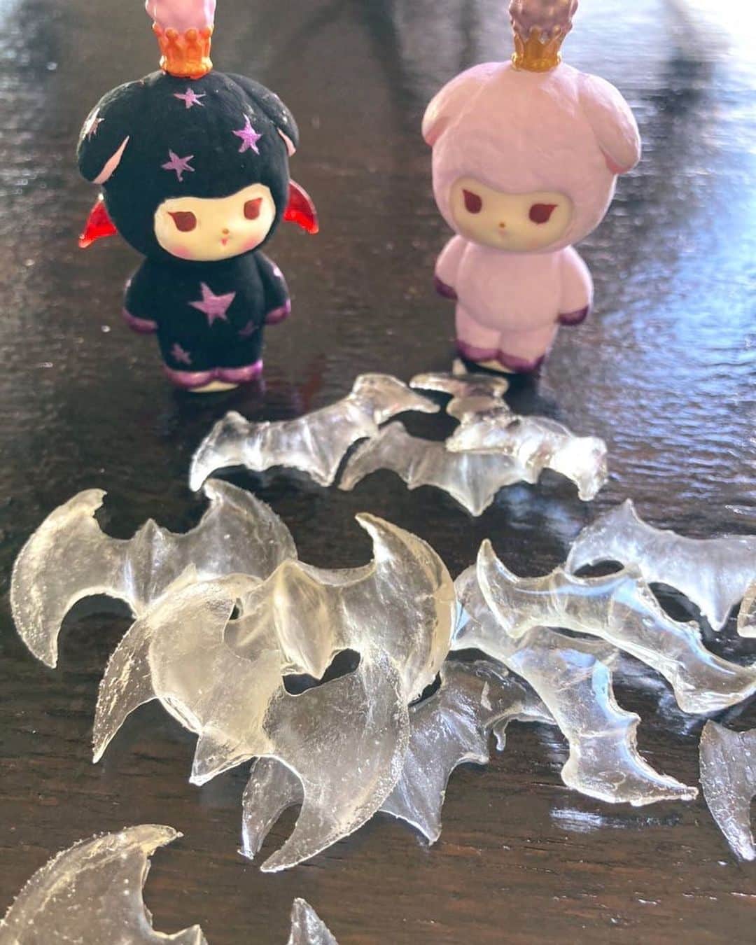 加倉井ミサイルのインスタグラム：「#ワルミミ　たちは、妖しいクリスタルの輝きを持つあくまのツノと翼の錬成に成功した。  『クックック…なんと美しい…‼︎🦇😈🦇』  #warumimi   #今日のミミちゃん🐏 #todaysmimi🐏 #sofvi #vag22  #medicomtoy #絵本  #manga #cartoon #cartoons  #painting #illustration #art #artwork #artist #picturebooks #Childrensbook #childrenbook #stuffed #softtoy #softtoys #stuffedanimals #stuffedsheep  #sheep #happy」