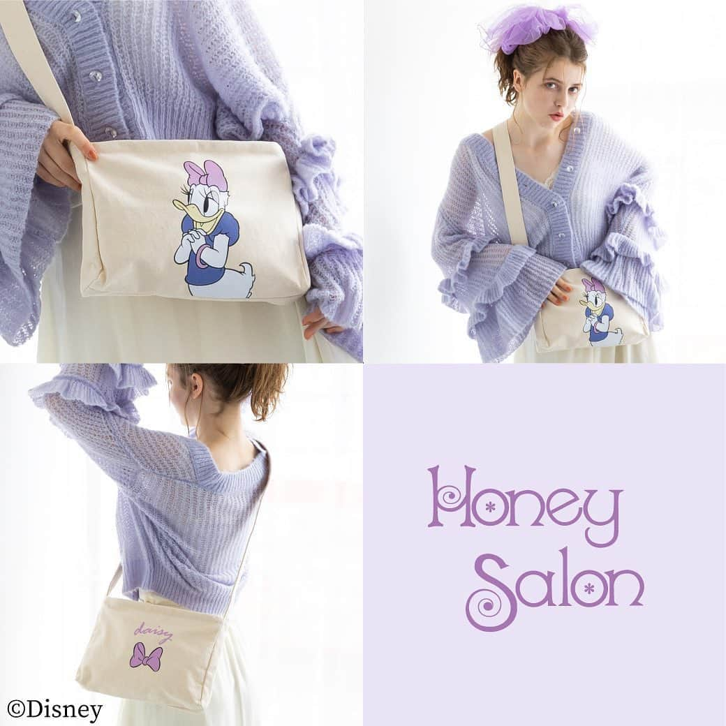 ハニーサロンバイフォピッシュさんのインスタグラム写真 - (ハニーサロンバイフォピッシュInstagram)「. . HONEY SALON -Disney Collection-  . ハニーサロンより、おしゃれで可愛いミニー＆デイジーのアイテムが登場！ ちょっぴりレトロなアートと、２人の特徴である大きなリボンにフィーチャーした3型をご用意しました。 . 10月30日(金)より、公式通販ストライプクラブ・ZOZOTOWNにて先行予約スタート！ .  ⌒*⌒*⌒*⌒*⌒*⌒*⌒*⌒*⌒*⌒*⌒*⌒ . #ミニーサコッシュ . #デイジーサコッシュ. . ￥5,500+tax . . リボンを結ぶミニー、可愛いものに胸をときめかすデイジーのプリントが可愛いサコッシュ。 . 裏にはシンプルにも使えるリボンとロゴプリント。 どちらの面を表に見せても使用できるので、気分に合わせて使い分け可能です。 . ミニ財布・スマホ・チケット・ハンカチなど、すぐに取り出したいものがすっぽり入るサイズ感です。 . どんなスタイルにも合わせやすいナチュラルな帆布を使用したサコッシュは、 ファスナー付きなのも荷物がしっかりしまえて嬉しい。 . ロンTと合わせて、パークに身に付けていくのもおすすめです！ . ⌒*⌒*⌒*⌒*⌒*⌒*⌒*⌒*⌒*⌒*⌒*⌒ . 予約期間：10/30(金)12:00～11/8(日)23:59 . . 公式通販ストライプクラブ・ZOZOTOWN . . ※通常発売日(店舗発売日)1月中旬予定 . . ⌒*⌒*⌒*⌒*⌒*⌒*⌒*⌒*⌒*⌒*⌒*⌒ . #honeysalon #ハニーサロン #disneycollection #ミニーマウス #ミニー #ミニーコーデ #デイジーダック #デイジー #デイジーコーデ #disney #disneyland #disneysea #disneygram #ディズニー #ディズニーコーデ #ディズニーグッズ #ディズニー部 #ディズニーバウンド #ミニデジ #ミニーバウンド #デイジーバウンド #ディズニーハロウィン #disneyhalloween #ディズニーキャラクター #disneylove #ディズニー好きな人と繋がりたい」10月30日 12時48分 - honeysalon.official