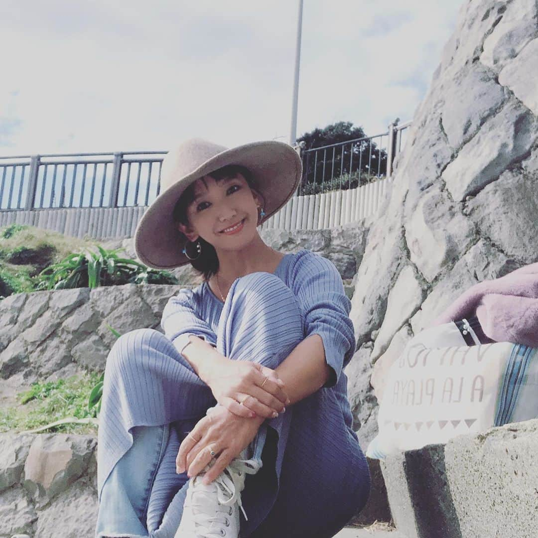 坂木優子さんのインスタグラム写真 - (坂木優子Instagram)「♡ ♡ ♡  Happy Friday 🌊  オシゴトの合間に  海を眺めながら  トンビとにらめっこして  lunch♡ 次女ちゃんとおそろの  お弁当をもって♫  今ごろ　文化祭楽しんでると  よいな♫   昨日は山で　今日は海🌊  ぽかぽかで気持ちよくって  お昼寝したくなるぅ♡  贅沢な　lunch Timeでした♡  これから  @bluehorizon_kamakura  さんにて　♡  行ってきます♫  #七里ヶ浜 #お外でランチ  #lunchbox #outfit #beach  #海のある生活 #shop #girl #surfing #今日のコーデ #カジュアルコーデ #fashion ♡ #new #rings💍 @sugaritajewelry  #jwellery」10月30日 12時50分 - beacheyuko