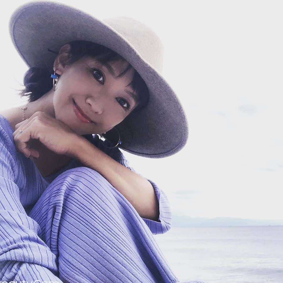 坂木優子さんのインスタグラム写真 - (坂木優子Instagram)「♡ ♡ ♡  Happy Friday 🌊  オシゴトの合間に  海を眺めながら  トンビとにらめっこして  lunch♡ 次女ちゃんとおそろの  お弁当をもって♫  今ごろ　文化祭楽しんでると  よいな♫   昨日は山で　今日は海🌊  ぽかぽかで気持ちよくって  お昼寝したくなるぅ♡  贅沢な　lunch Timeでした♡  これから  @bluehorizon_kamakura  さんにて　♡  行ってきます♫  #七里ヶ浜 #お外でランチ  #lunchbox #outfit #beach  #海のある生活 #shop #girl #surfing #今日のコーデ #カジュアルコーデ #fashion ♡ #new #rings💍 @sugaritajewelry  #jwellery」10月30日 12時50分 - beacheyuko